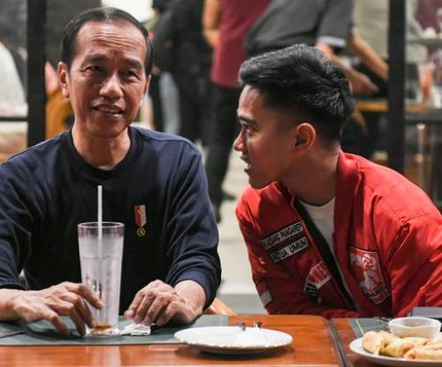 Foto menggambarkan Presiden Jokowi bersama anaknya, Kaesang Pangarep bersama beberapa anggota PSI lainnya