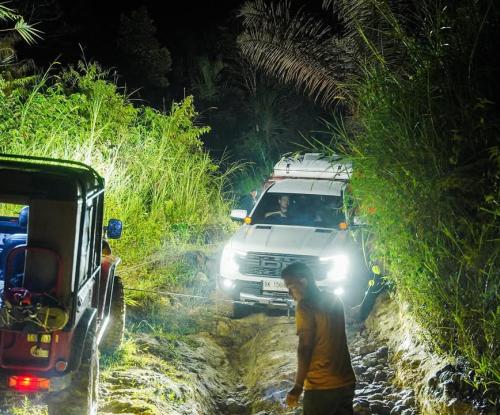 Foto: Bobby Nasution, Gubernur Sumatera Utara meninjau kondisi jalan di wilayah Provinsi Sumatera Utara, Sumber: Instagram Bobby Nasution, 24 April 2025