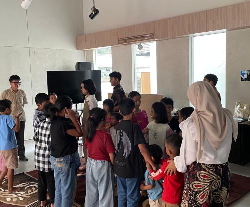 Volunteer bersama peserta melakukan ice breaking