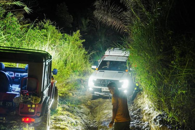 Foto: Bobby Nasution, Gubernur Sumatera Utara meninjau kondisi jalan di wilayah Provinsi Sumatera Utara, Sumber: Instagram Bobby Nasution, 24 April 2025
