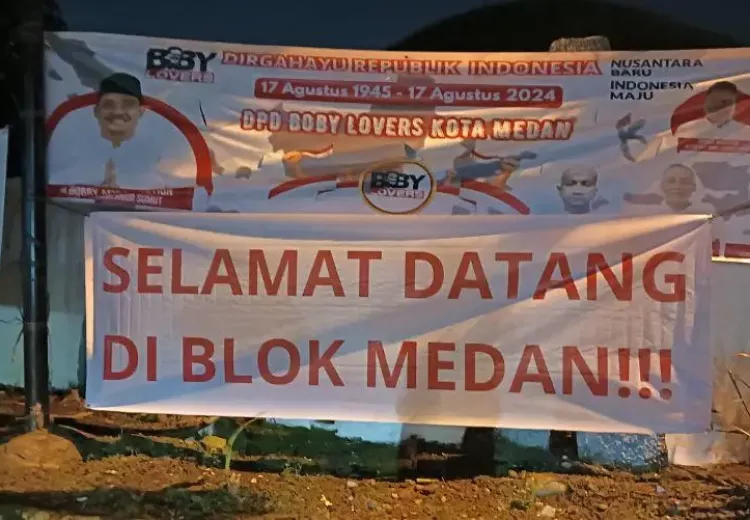 Spanduk bertuliskan Selamat Datang di Blok Medan yang ada di Kota Medan
